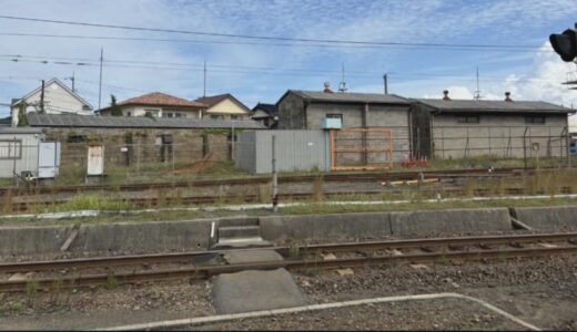 JR車両所内で…廃車予定の381系「旧特急やくも」車両移動中、門扉に接触　8月にもサンライズ出雲車両が381系に接触し損傷