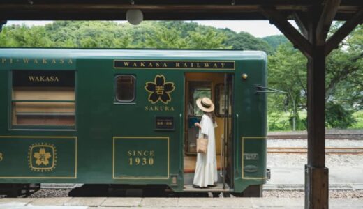 若桜駅内にあるレトロ可愛いカフェ。汽車を見ながら懐かしメニューのメロンクリームソーダを。｜鳥取県若桜町
