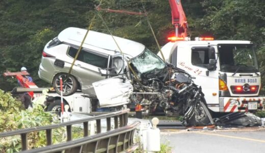 「車がつぶれている」車が道路案内板の支柱に衝突　運転手の女性が死亡　ドクターヘリで救急搬送も…