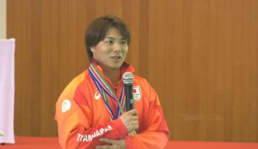 柔道五輪金・阿部一二三選手が中学校にサプライズ登場…生徒大興奮　なぜ鳥取の町へ？　金メダリスト特別授業で小学生から質問攻め