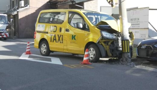 タクシーが道路脇の電柱に衝突　60代の運転手が意識不明の重体　80代乗客も軽傷の模様