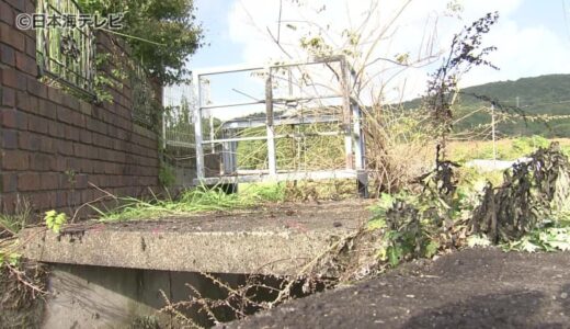 「水路に車が落ちている」　用水路の水門に車が突っ込む　運転手の男性(62)が意識不明の重体　車の前方部分は一部燃えた状態　鳥取県倉吉市