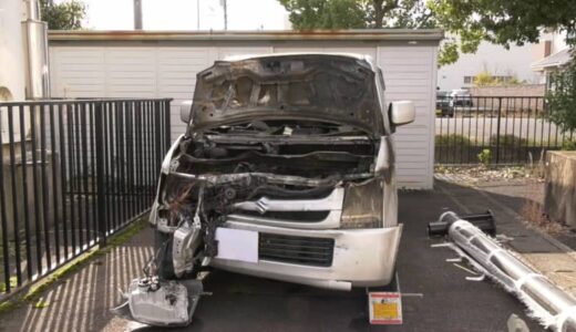 道路脇の水門に激突し車が大破…未明の単独事故で男性(62)が死亡　エンジンから出火し車前部が焼け焦げた状態に