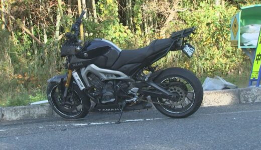 オートバイと乗用車が出合い頭に衝突　オートバイの男性（50代）が意識不明の重体　信号のない交差点