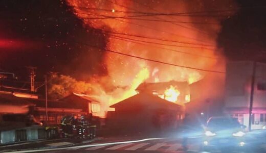 米子市の中心市街地で民家炎上火災が発生　消火活動中　「おばあさんが中にいる」との情報