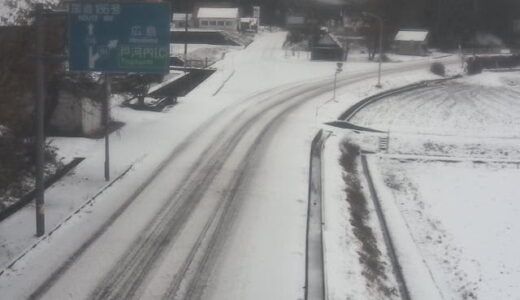 【冬用タイヤ】中国山地の道路は各地で積雪　松江道では今季初めて冬用タイヤ規制に　広島県内のアメダスで初めて積雪を観測