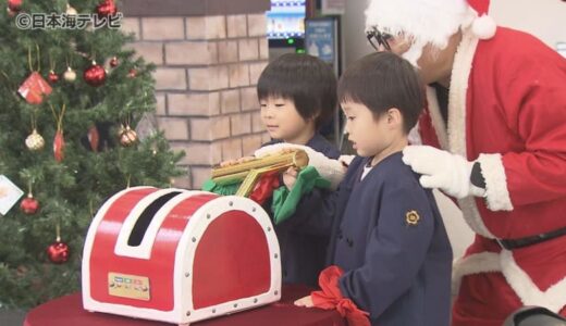 幼稚園児がクリスマスイルミネーションを点灯　赤と緑の飾りを身に着けてツリーを飾り付け　鳥取県倉吉市