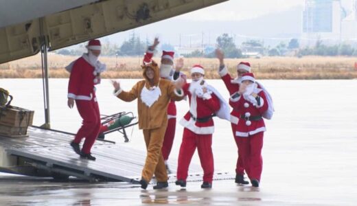 サンタさんが乗ってきたのは？　航空自衛隊美保基地でクリスマスイベント