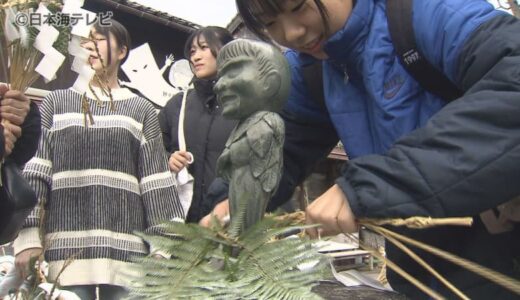 清掃されたピカピカの妖怪たちにしめ縄を取り付け　水木しげるロードで地元の人たちが迎春準備　鳥取県境港市