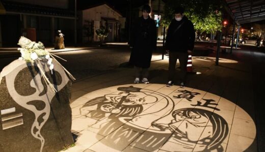 子泣きじじいが餅つき　水木しげるロードの影絵、正月ムード　鳥取県境港市