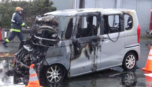 走行中の軽乗用車が突然炎上・全焼する車両火災　「車から異音がした」煙に気づき119番通報…運転手は逃げて無事