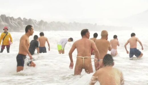 雪残る中で「寒中水泳大会」　ふんどし一丁で真冬の日本海へ…「気持ちいい」「元気になります」　気合いを入れて健康祈願