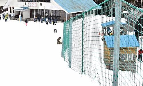 スノボ中、防護ネットの鉄の支柱に衝突　地元の27歳男性が死亡　支柱は開業した1988年ごろ設置　わかさ氷ノ山スキー場（鳥取県若桜町）