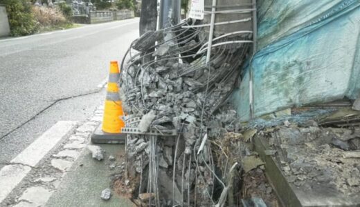 電柱が大破…未明に軽乗用車が道路脇の電柱に衝突　20代男性が意識不明で救急搬送