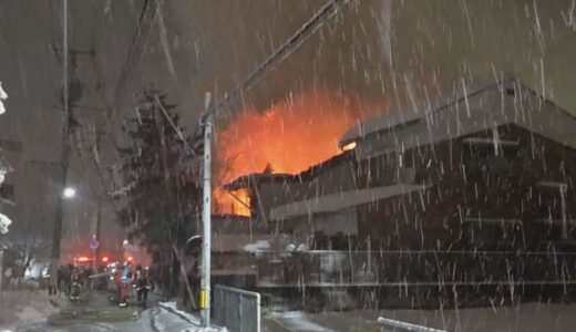 【速報】鳥取市の中心市街地で民家火災　建物炎上　消火活動続く　＊７日午後７時２０分現在