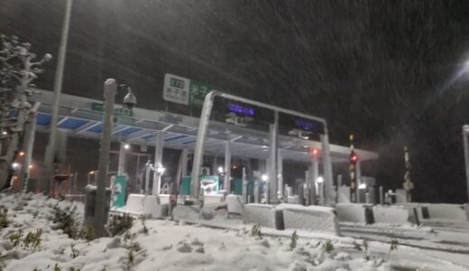 【続報】米子道でトレーラー2台がスタック、後続車約100台が2キロにわたり一時立ち往生　ノーマルタイヤの車両含む残る4台の救出作業中　完了は8日未明の見込み