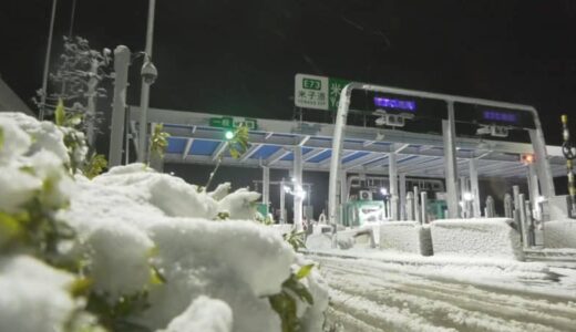 米子道でトレーラー2台がスタック…後続車約100台が一時立ち往生　約7時間半後に滞留解消　深夜まで続いた救出作業…中にはノーマルタイヤも