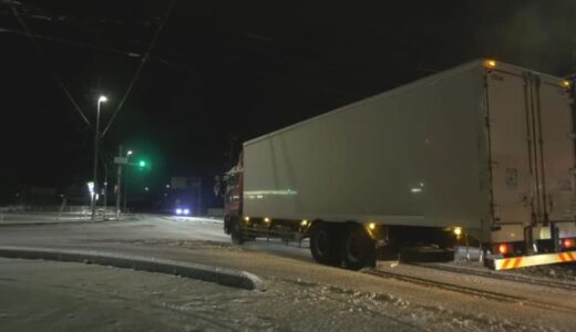 吹雪の中、大型トラックが交差点で動けなくなり…後続約10台が渋滞　ブレーキがかかったまま寒さで固着したか