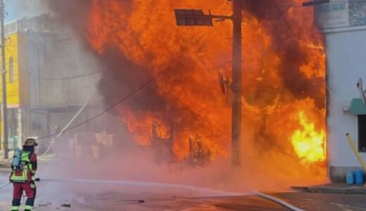 JR岩美駅前で炎上火災…店舗兼住宅1棟が全焼　高齢女性が1人で住んでいたか　けが人や逃げ遅れがないか確認中