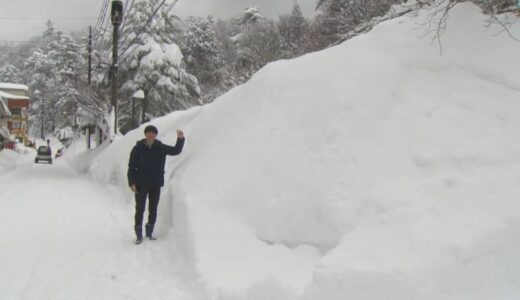 身長より高い「雪の壁」、車も家も雪に覆われ…積雪２メートル超え　豪雪地帯を行く　鳥取県・大山町