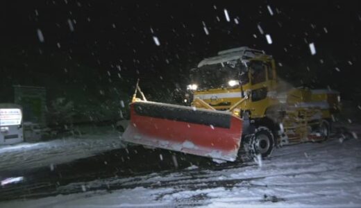 ”居座り寒波”とは体力勝負…雪が降る限り稼働し続ける「除雪車」　高速道路通行止めの影響で、う回路の除雪作業はひっきりなし　業界では人手不足や高齢化も
