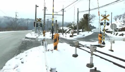 警報機が鳴る踏切に進入…スクールバスが遮断機と接触　下校中の児童11人にけがなし（鳥取）