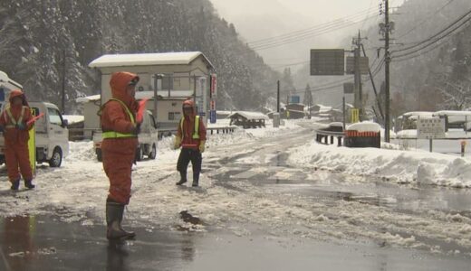 国道で大型トレーラーがスタック、大型車など複数台が絡む事故も発生…雪でスリップか　国道180号で通行止め　鳥取県日野町
