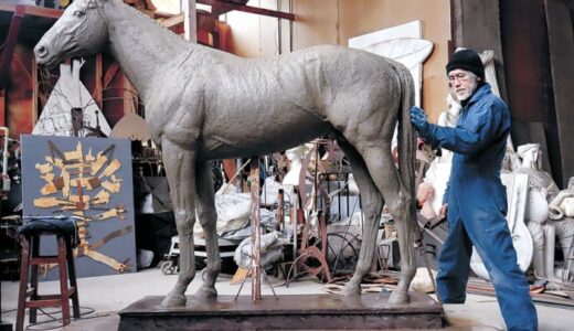 能登の「キズナ」思い制作　被災アトリエでダービー馬彫像　七尾の彫刻家・吉田さん