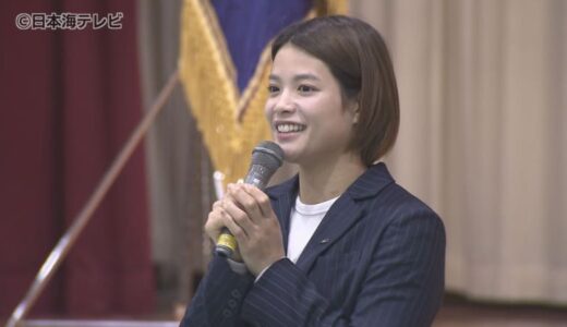 女子柔道・阿部詩選手が卒業式にサプライズ登場　「着実に歩んでいけば必ず輝く未来が待っている」　鳥取県南部町の中学校卒業生にエール