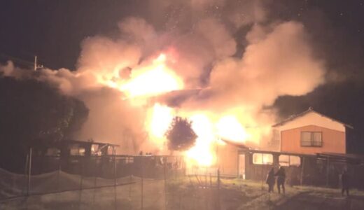 「火と煙がすごい」鳥取県米子市で民家から出火、消火活動中　1人を救急搬送
