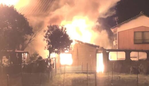 「農業用倉庫にガソリンか灯油が…」「バンバン爆発」深夜の住宅地で炎上火災…民家3棟や車庫など複数の建物を全焼、明け方にようやく鎮火