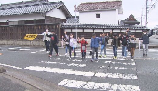 小学校で交通安全講習　新1年生たちが警察官から正しい交通ルールを学ぶ　半数程度が信号機のない横断歩道で一時停止をしてないというデータも　鳥取県八頭町